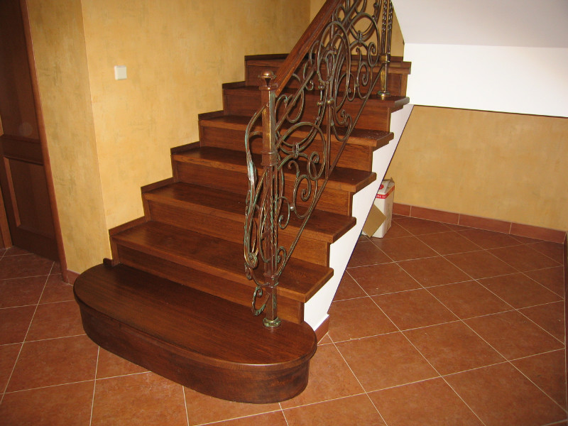 Деревянная лестница с коваными перилами К 1003