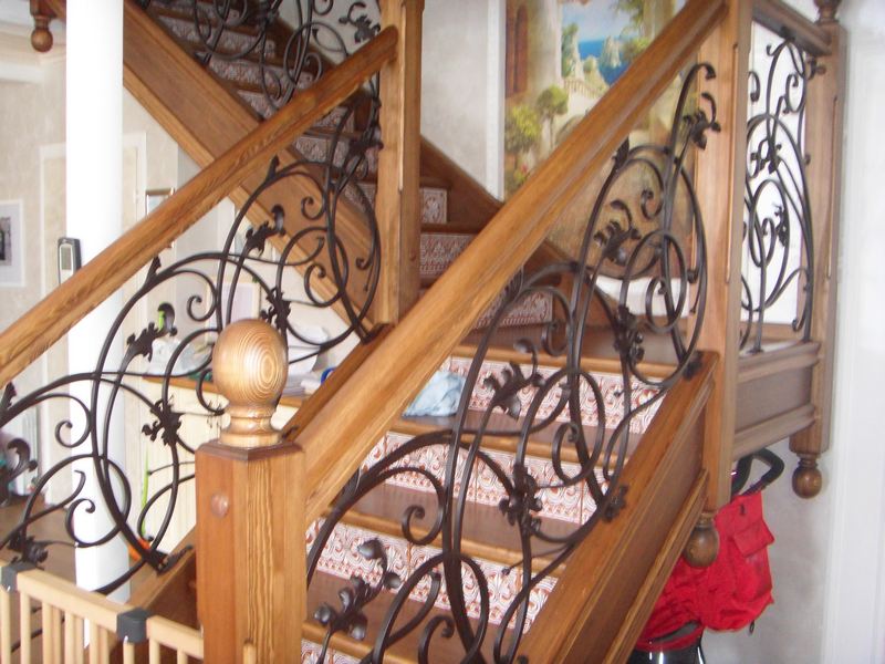 Деревянная лестница с коваными перилами К 1016