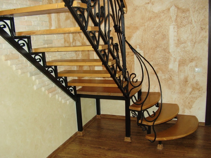 Деревянная лестница с коваными перилами К 1019