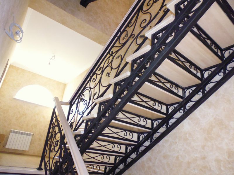 Деревянная лестница с коваными перилами К 1022
