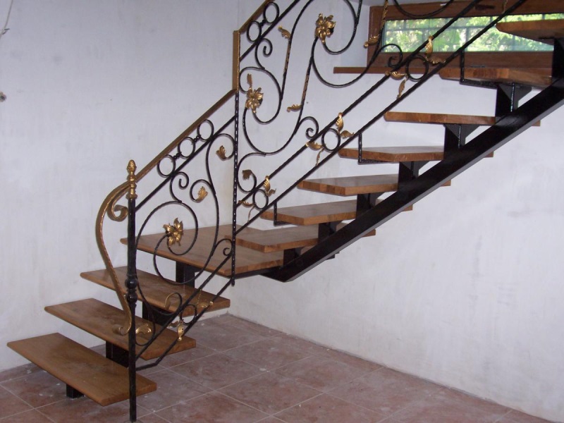 Деревянная лестница с коваными перилами К 1024