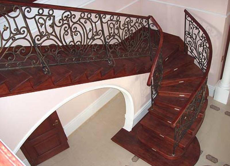 Деревянная лестница с коваными перилами К 1027