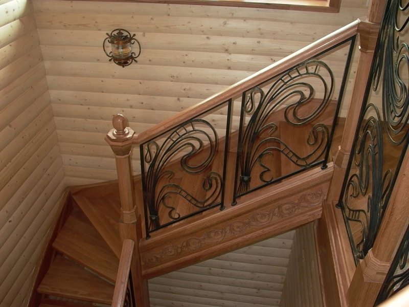 Деревянная лестница с коваными перилами К 1032