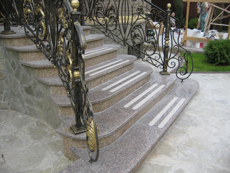 Лестница из камня с элементами ковки К 1004