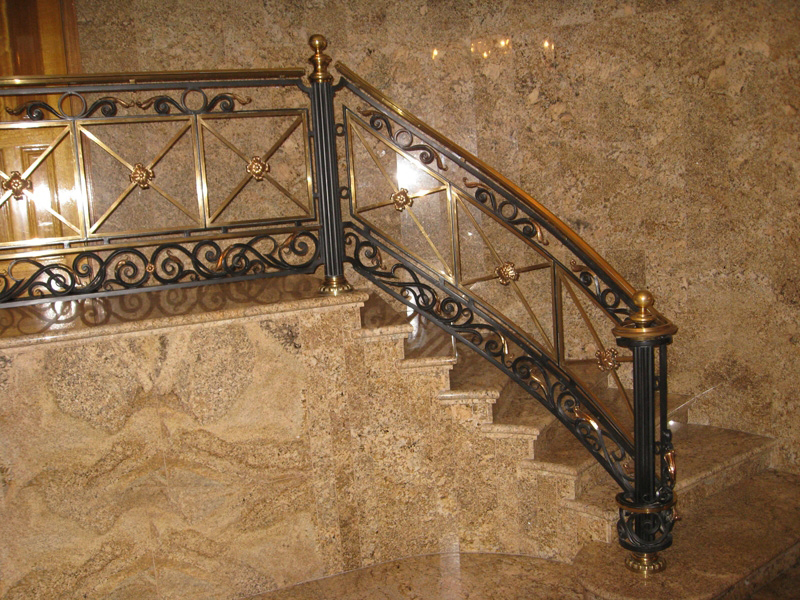 Лестница из камня с элементами ковки К 1011