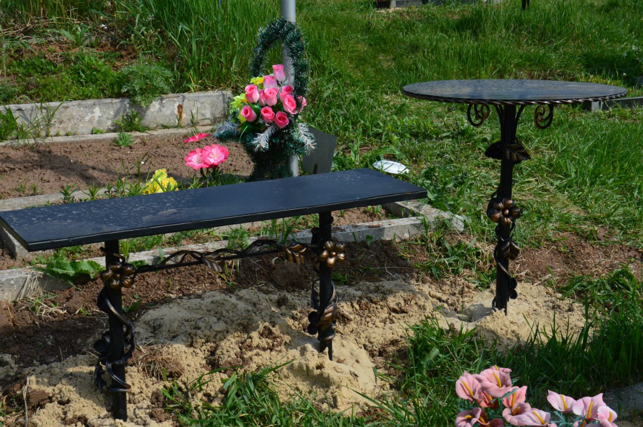 столик и лавка на кладбище своими